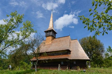 Biserica Intrarea Maicii Domnului în biserică din Bârsana Maramures