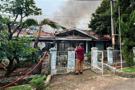 Gulkarmat Jaktim Kerahkan 12 Unit Mobil Padamkan Kebakaran Di Halim