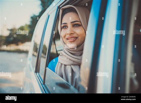 Bella Mujer En Dubai Portando Vestimenta Femenina Tradicional Abaya