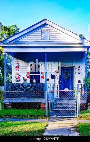 Exterior Of An Old Shotgun House In Disrepair Run Down House Downtown