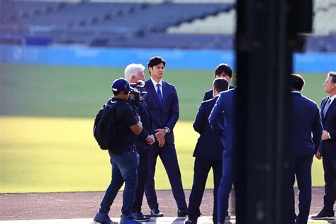 大谷翔平は水原一平通訳とともに入団会見に出席（撮影・光山 貴大） ― スポニチ Sponichi Annex 野球