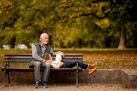 Grand P Re Passe Du Temps Avec Sa Petite Fille Sur Un Banc Dans Le Parc