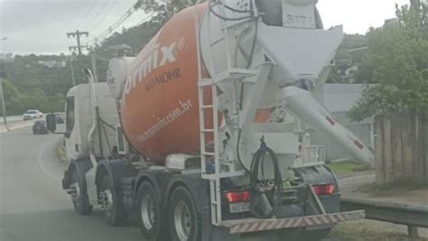 Carro é encontrado abandonado na vegetação da SC 406