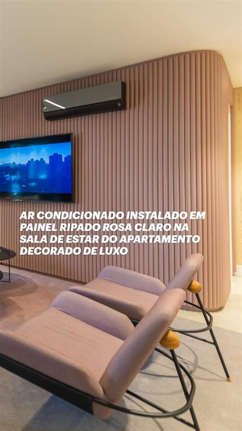 Ar Condicionado Instalado Em Painel Ripado Rosa Claro Sala De Estar