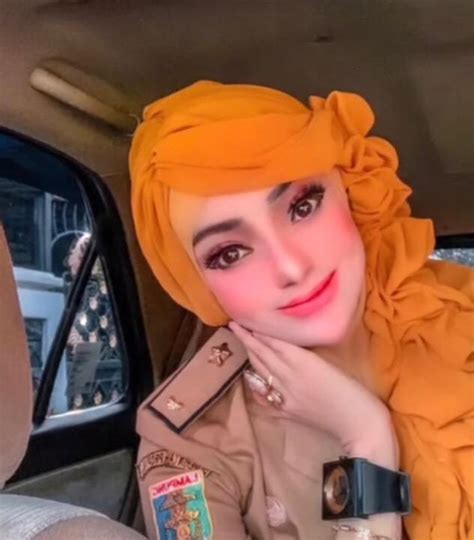 Panen Nyinyiran Potret Viral Wanita Berseragam PNS Berdandan Ala