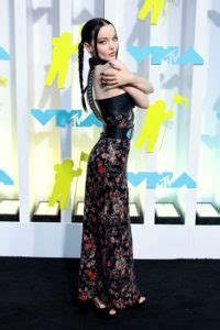 Mtv Vmas Dove Cameron In Paco Rabanne Tom Lorenzo