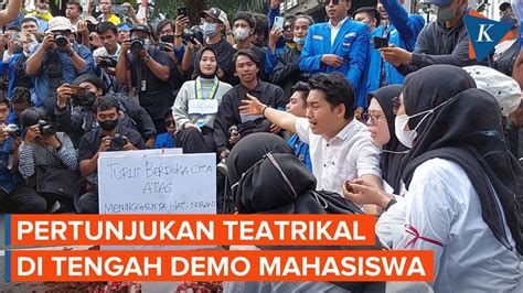 Aksi Teatrikal Warnai Demo Tolak Harga BBM Naik Di Patung Kuda