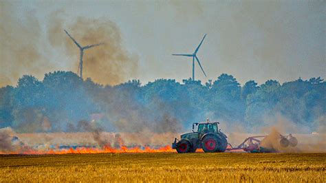 Brennender Mähdrescher Setzt Feld In Brand