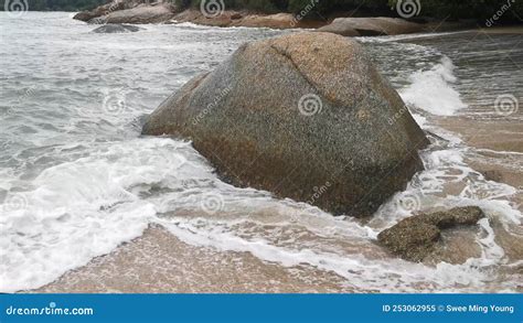 Ondas Do Mar Caem Na Praia Arenosa Ou Rochosa Imagem De Stock Imagem