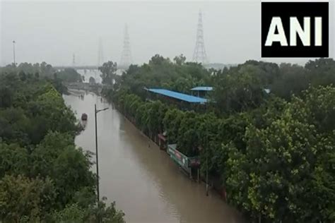 Water Level In Yamuna Reaches 20846 Metres Low Lying Nearby Areas Flooded