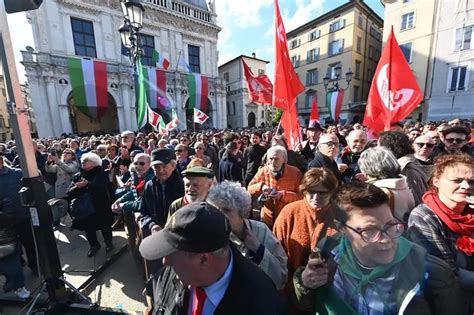 Migliaia Di Persone In Piazza Loggia Per Festeggiare La Liberazione