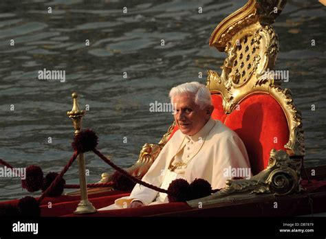 Papst Benedict Xvi Nimmt Eine Gondelfahrt Von Saint Markusplatz Salute