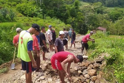 Gotong Royong Cara Warga Merespons Ketidakpedulian Pemerintah Untuk