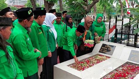 Peringati Hari Pahlawan Kader PPP Surabaya Ziarah Ke Makam Bung Tomo