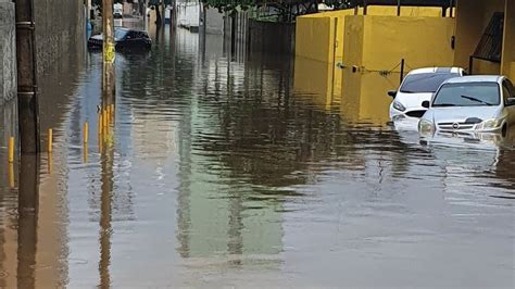 VÍDEO Chuva transforma rua em rio no bairro de Armação e água invade