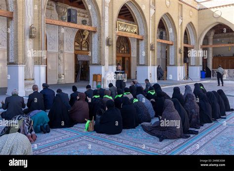 Pilgrims In The Courtyard Of The Great Mosque Of Kufa Iraq Stock Photo