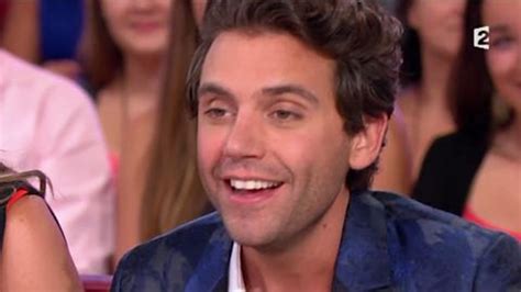 Vivement dimanche Mika embarassé face à une vielle archive vidéo