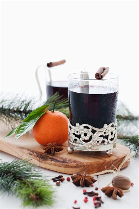 Zwei Gläser Glühwein mit Gewürzen und Bilder kaufen 11369716