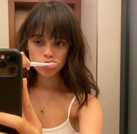 Photo Jenna Ortega est vraiment mignonne n empêche sur JvArchive