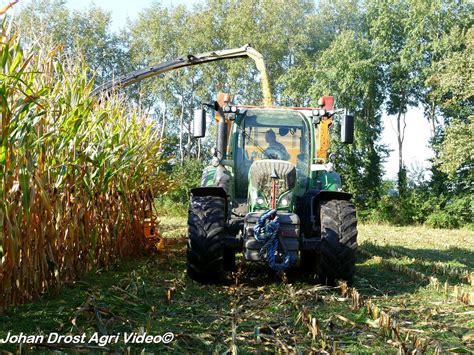 New Holland Loonbedrijf Vos BV uit Ruinerwold aan het maïs hakselen