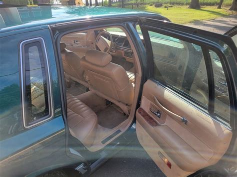 Lincoln Town Car Sedan Green Rwd Automatic Executive Classic