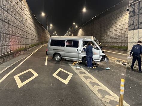 新北環快廂型車自撞「打橫路中」 駕駛受困事故路段封閉 Ettoday社會新聞 Ettoday新聞雲