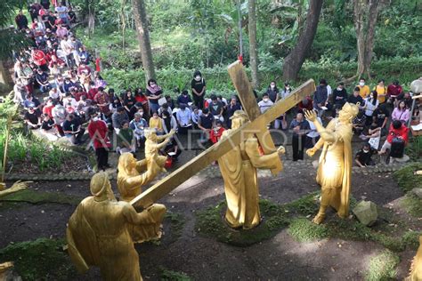 Prosesi Jalan Salib Di Kediri Antara Foto