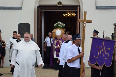 Pogrzeb Rodziny Zamordowanej W Borowcach Biskup Przybylski To By