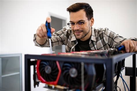 Hombre Trabajando En Una Nueva Plataforma Minera De Bitcoin Foto Premium