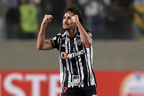 Igor Gomes volta a marcar após mais de um ano e celebra noite