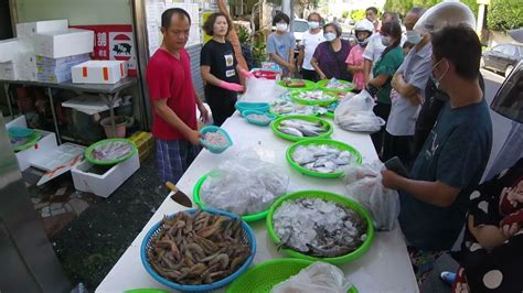 阿源以為鮭魚賣光了 小帥哥即時拿出智利鮭魚片 台中豐原中正公園 海鮮叫賣哥阿源 Taiwan Seafood Auction Youtube