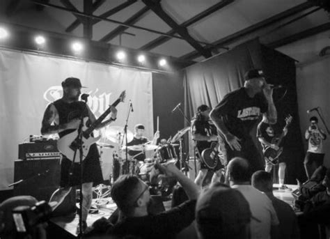 Hell Xis Agency Devil In Me Abre Para Madball Cultura Em Peso