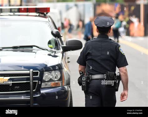 New York Usa June 10 2018 Police Officer Performing His Duties On