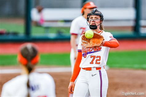 Clemson Softball Photo Of Valerie Cagle And South Carolina Tigernet