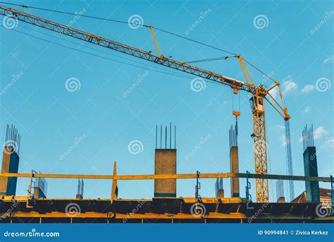 Guindastes De Torre Em Um Canteiro De Obras Imagem De Stock Imagem De