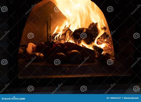 L Gumes Faisant Cuire Dans Un Four Woodfired Image Stock Image Du