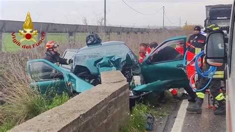 Crotone Incidente Stradale Sulla Statale 106 Due Feriti