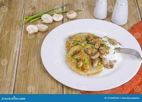 Conceito R Stico Do Alimento Panquecas De Batata Fritadas Molho E