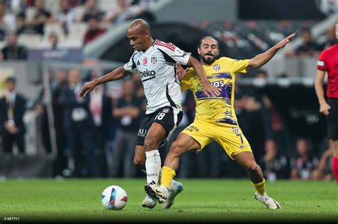 Van Bronckhorst deixa elogios a João Mário A seis ou na ala joga o