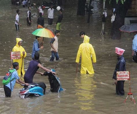 Mumbai Rains Heavy Waterlogging In Sion Matunga Daily Commute