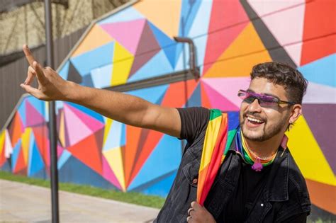 Celebrando A Diversidade Sorrindo Homem Gay Bandeira Do Orgulho No Parque Foto Premium