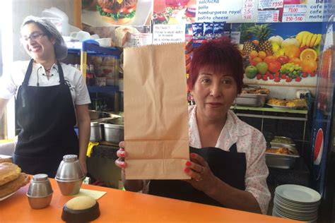 Arequipa con bolsas de papel reemplazan a los envases de plástico en