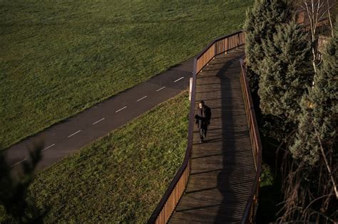 Älterer Mann bei einem Spaziergang Kostenlose Foto