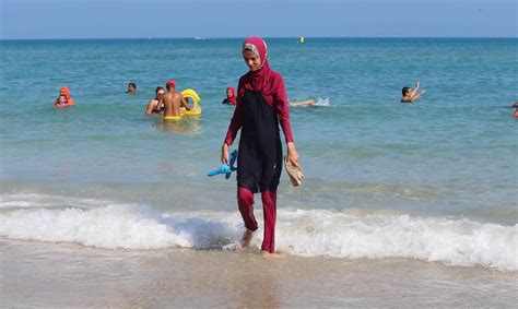 ONU urge a Francia levantar restricción al burkini en Francia El