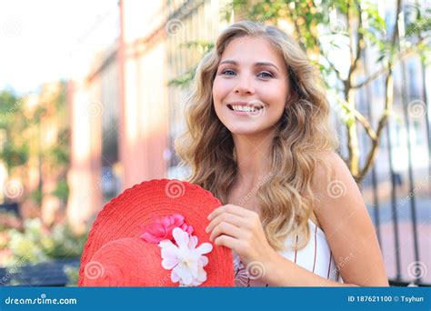 Fashion Lifestyle Portrait Pretty Woman Posing In The City Summer