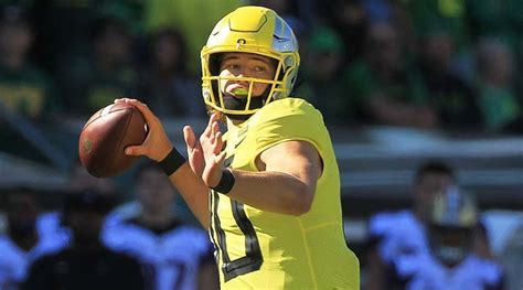 Oregon Football Justin Herbert Is The Pac S Best Qb Athlon Sports