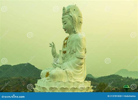 Hermosa Estatua De Guan Yin En El Templo Huay Pla Kang Foto De Archivo