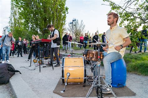 Der Mauerpark Tanzt Zum 16 Mal Friedvoll In Den Mai Freunde Des