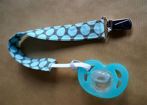 Hardly Housewives: DIY Pacifier Holder