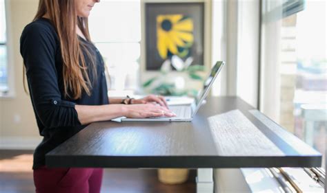 Stehschreibtisch So Stehst Du Richtig Im Home Office Energieleben